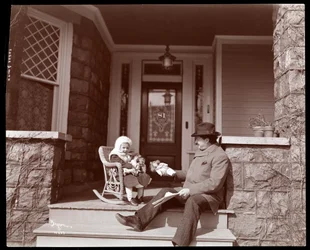 Edgar Smith con su hija en los escalones de su residencia en Elmhurst, Long Island; 1902-3